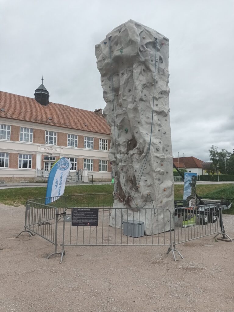 Bun­tes Stadt­fest Wie­ner Neu­stadt mit ÖTK Klet­ter­turm